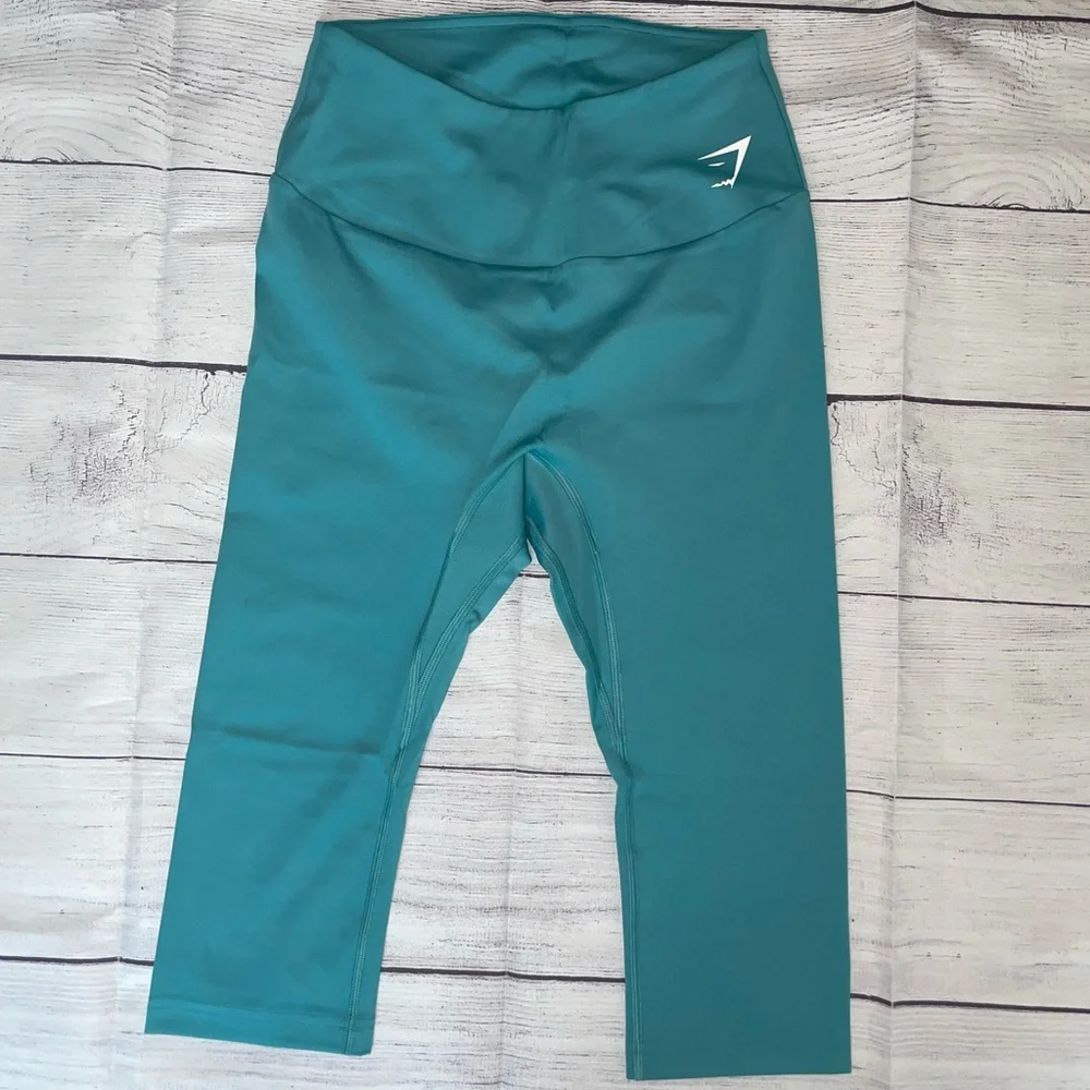 NWOT Women's Gymshark Cropped Leggings